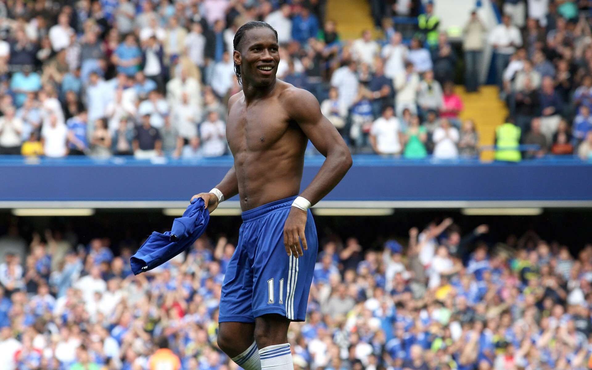 在对火箭的比赛中，库里创造了NBA历史：单场投中13个三分球，刷新纪录！